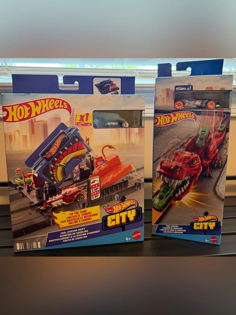 Hot  Wheels 2 pack Dino Launcher and Fuel Station